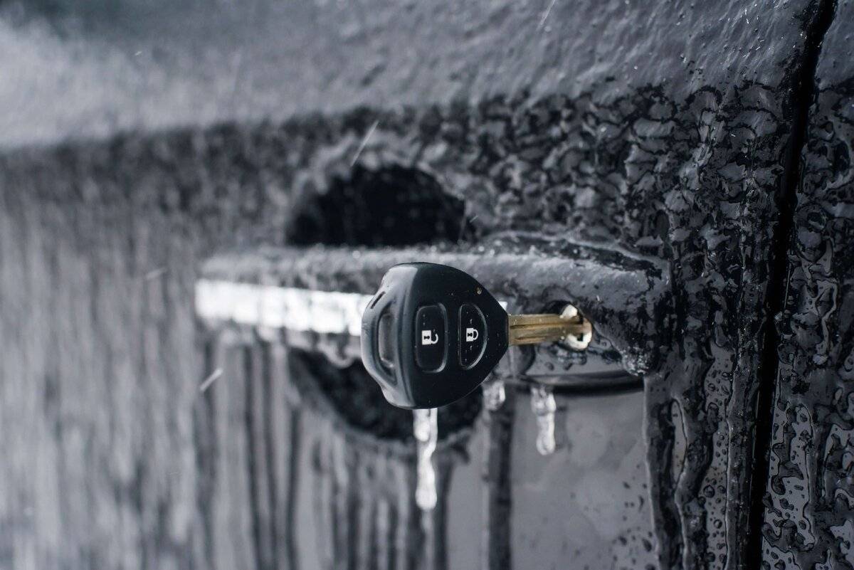 Замерз замок в двери машины – как открыть?